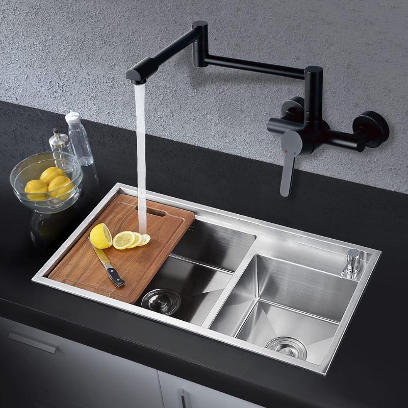 Dobrável Extensível
Flexibilidade total para direcionar o fluxo de água em qualquer área da pia. Esse recurso é perfeito para cozinhas dinâmicas, garantindo que você possa alcançar todas as partes da pia com facilidade e rapidez.
Bico com Aerador
Oferece uma saída de água suave e espumosa, economizando até 30% de água e proporcionando uma experiência mais higiênica e prática.
Manocomando
Oferece um controle preciso e intuitivo do fluxo e da temperatura da água com um único movimento, permitindo ajustes