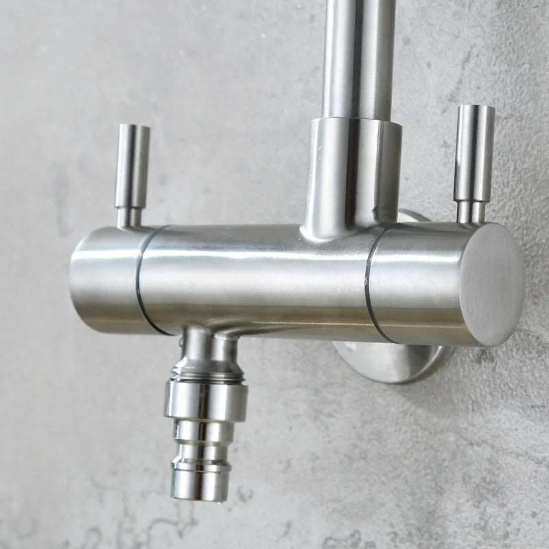Detalhe da bica rotativa 360 graus da Torneira de Parede Área de Serviço em aço inox.

