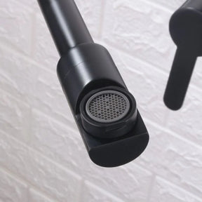 Dobrável Extensível

Flexibilidade total para direcionar o fluxo de água em qualquer área da pia. Esse recurso é perfeito para cozinhas dinâmicas, garantindo que você possa alcançar todas as partes da pia com facilidade e rapidez.

Bico com Aerador

Oferece uma saída de água suave e espumosa, economizando até 30% de água e proporcionando uma experiência mais higiênica e prática.

Manocomando

Oferece um controle preciso e intuitivo do fluxo e da temperatura da água com um único movimento, permitindo ajustes