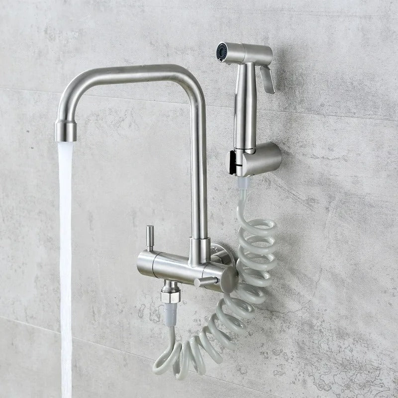 Torneira de Parede Área de Serviço em aço inox escovado com bica móvel 360° e função Dual Spray.

